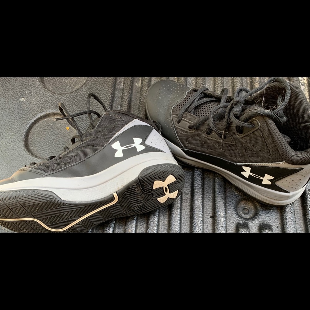 Y6 basketball shoes under armor